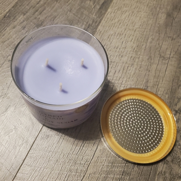 Bath And Body Works Sugared Lemonade And Blueberry Sugar Candle - Picture 3 of 4